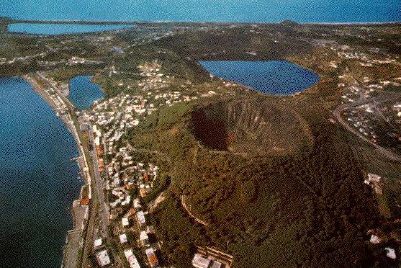 Supervulcano: la minaccia di Yellowstone 2 Il supervulcano dei campi Flegrei