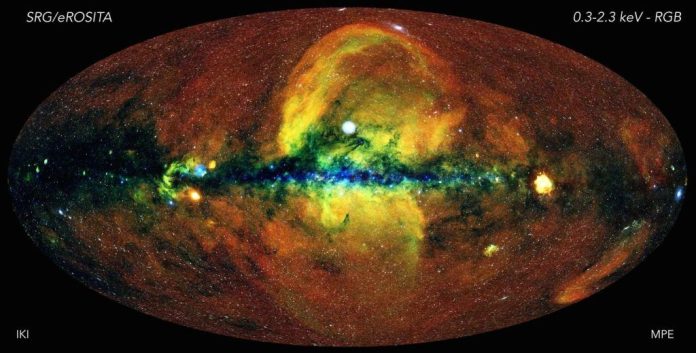 Crisi del modello cosmologico standard. L'universo sembra più sottile, topologia cosmica esotica
