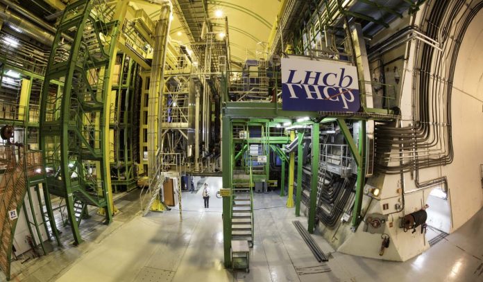La ricerca delle violazioni della simmetria di parità oltre il modello standard
