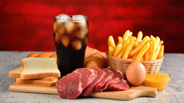 I 15 cibi più dannosi: per mantenersi in salute, meglio evitarli