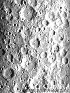 Le foto del lato lontano della Luna scattate da un cubesat giapponese 3 FiS05lsVEAAzyjJ