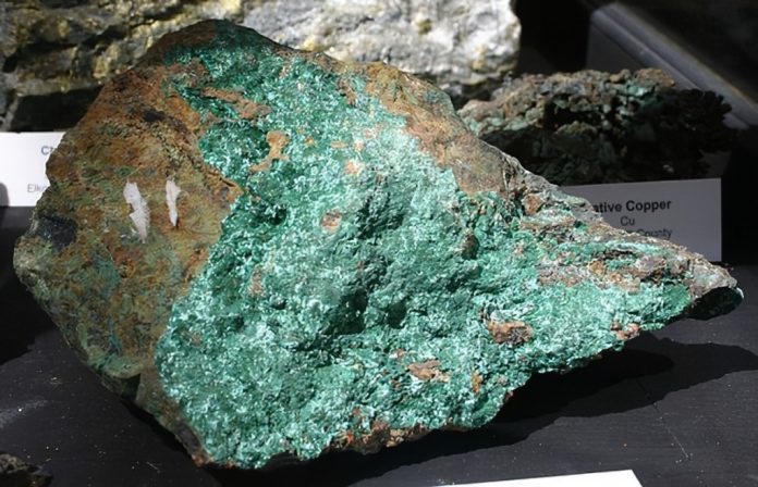 Perché il rame diventa verde?