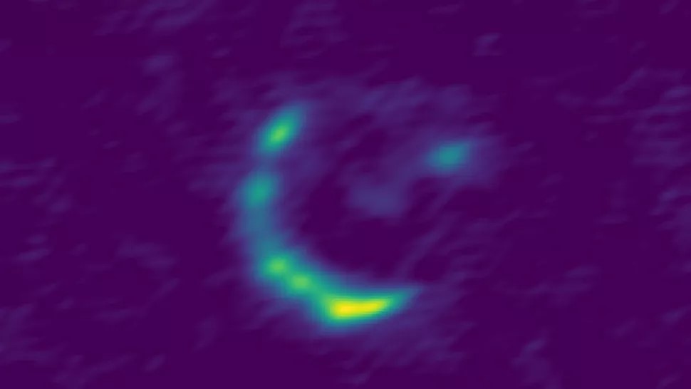 Rivelata una galassia "invisibile" 1 Un'immagine del radiotelescopio della galassia "invisibile" dell'universo primordiale che viene inquadrata gravitazionalmente da un altro oggetto (Image credit: Giulietti et al./SISSA)