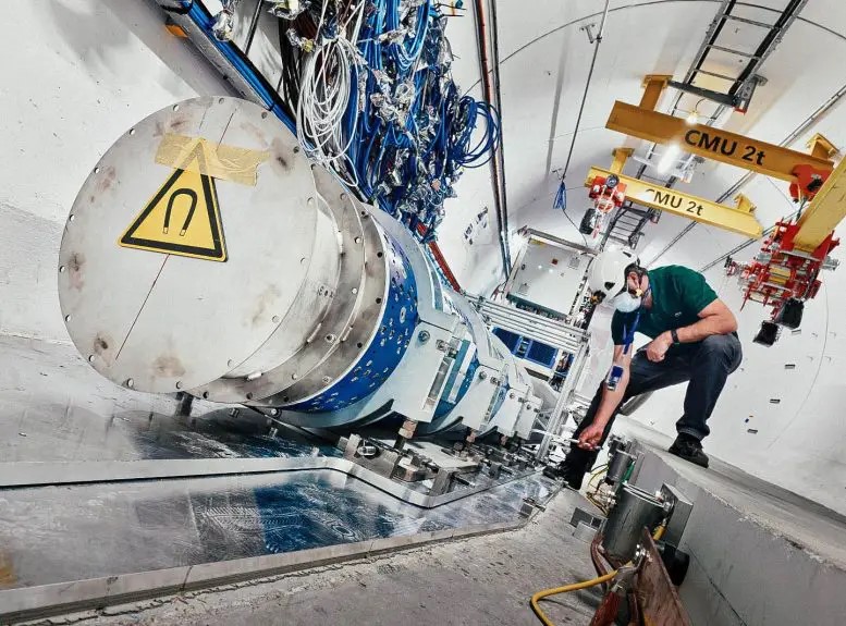 Neutrini subatomici prodotti da un collisore di particelle 1 Il rivelatore di particelle FASER, situato in profondità nel sottosuolo del Large Hadron Collider del CERN, è stato costruito principalmente con pezzi di ricambio di altri esperimenti al CERN. Credito: Foto per gentile concessione del CERN