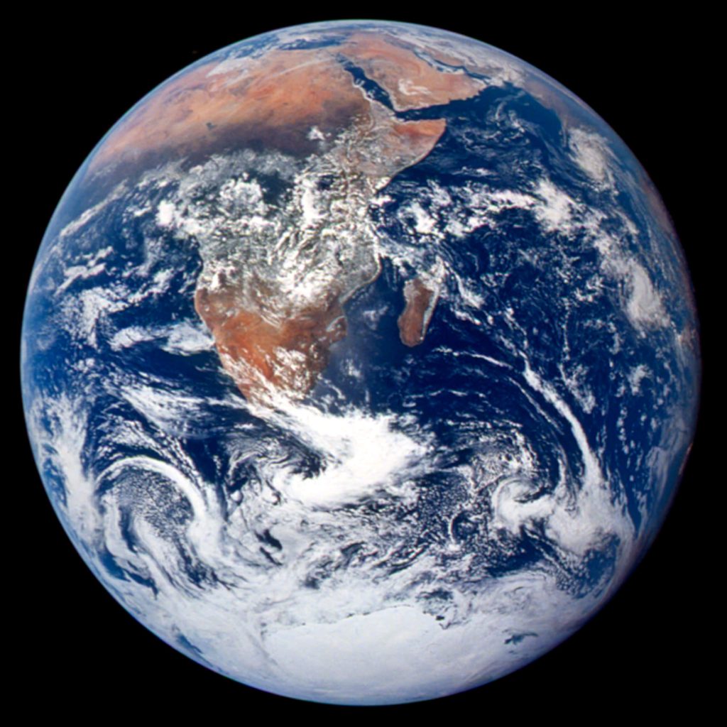 Perché gli emisferi terrestri hanno la stessa luminosità? 1 Gli emisferi meridionale e settentrionale sembrano ugualmente luminosi in questa immagine iconica della Terra, intitolata The Blue Marble, che l'equipaggio della navicella Apollo 17 ha scattato il 7 dicembre 1972. Foto: NASA