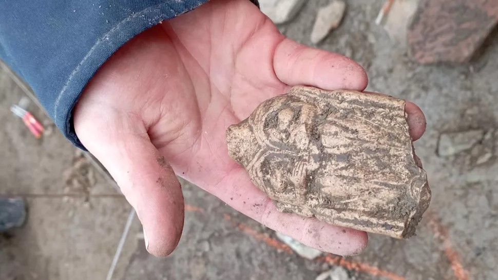Trovate statuette di Venere in una discarica in Francia 1 Il frammento della statuetta di Venere genitrice, raffigurazione di lei come dea-madre, del periodo gallo-romano.(Credito immagine: © Emmanuelle Collado/Inrap)