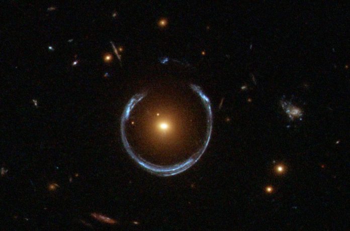 Se la luce non ha massa, perché è influenzata dalla gravità?