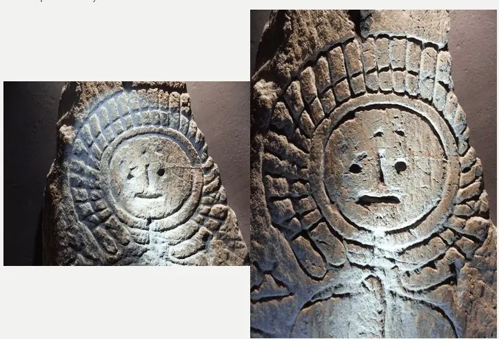 Utensili in acciaio di 2.900 anni trovati in Portogallo 1 Una delle stele analizzate dai ricercatori ha come motivo centrale una figura umana. Stranamente, il volto raffigurato mostra un'espressione felice se illuminato dall'alto (a sinistra) e un'espressione infelice quando la luce proviene dal basso (a destra). Credito: Albert-Ludwigs-Universität Freiburg.