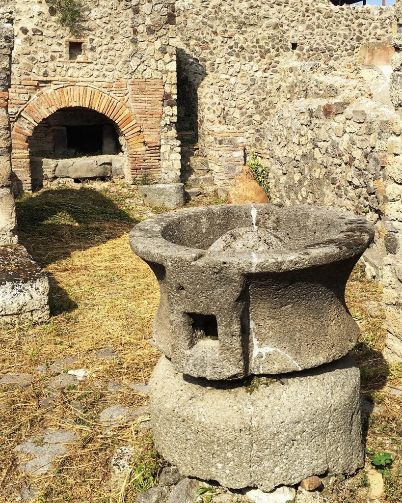 La storia dell'Arculata: l'ultima forma di pane cotta a Pompei 1 Nel 1862 gli archeologi scoprirono il Forno di Modesto, compreso il mulino e il forno (VII,I,35-36) (Credit: Farrell Monaco)