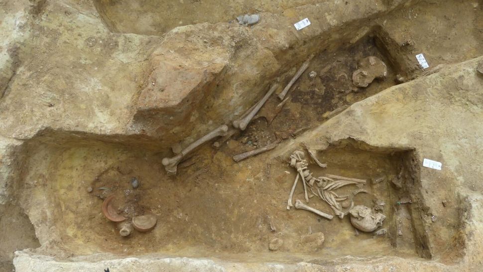 Necropoli di 2000 anni rinvenuta nel centro di Parigi 1 Come si osserva comunemente negli antichi luoghi di sepoltura, le tombe erano ammassate l'una accanto all'altra e spesso sovrapposte.(Credito immagine: Camille Colonna, Inrap)