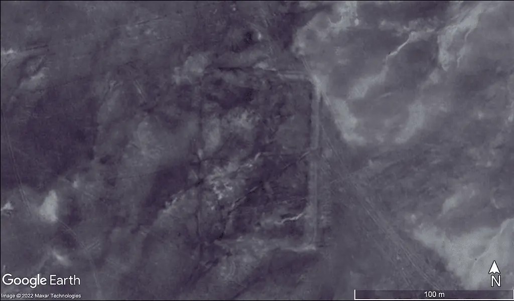 Scoperti antichi accampamenti romani nel deserto arabo 1 Immagine satellitare del campo orientale. Credito: Google Earth / Università di Oxford / Antichità.