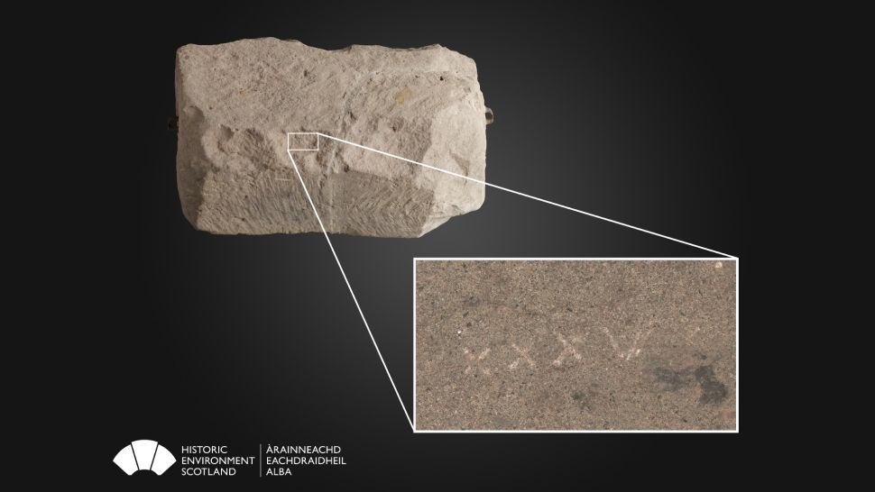 La Pietra del Destino o pietra dell'incoronazione 1 Sulla pietra durante le scansioni sono stati trovati segni che sembrano numeri romani.(Credito immagine: Ambiente storico Scozia)
