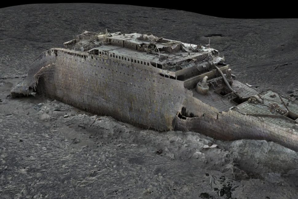 Straordinaria scansione a grandezza naturale del Titanic - video 1 Una vista completa del Titanic, con una fessura visibile tra la prua e la poppa della nave.(Credito immagine: Atlantic Productions/Magellan)
