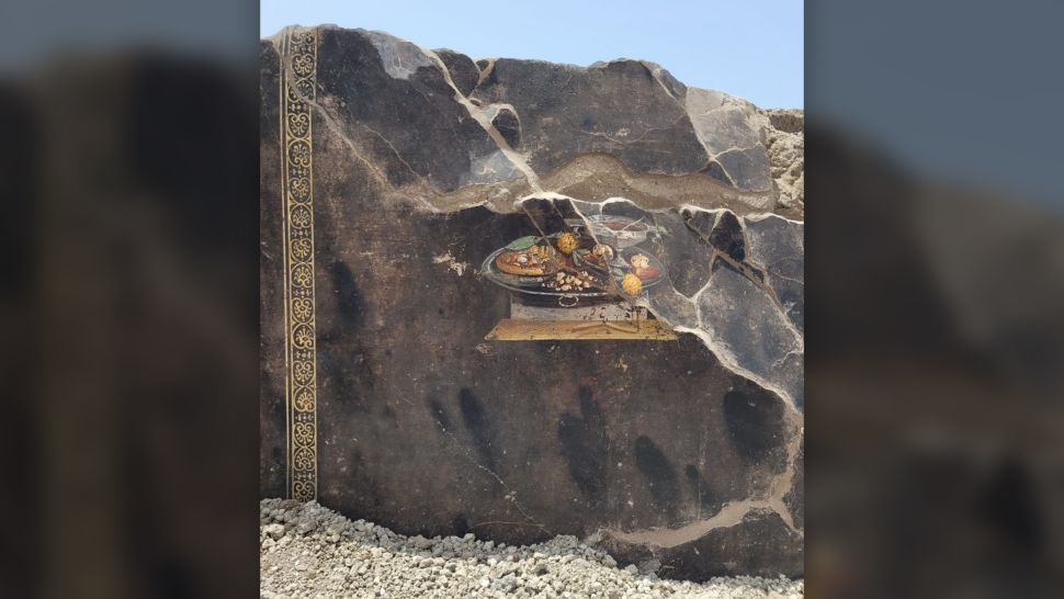 Gli antichi romani mangiavano una focaccia simile alla pizza 1 Gli archeologi hanno trovato l'affresco della focaccia piatta durante i recenti scavi nella Regio IX, una sezione di Pompei che conteneva un mix di case residenziali e strutture commerciali.(Credito immagine: Parco Archeologico di Pompei)