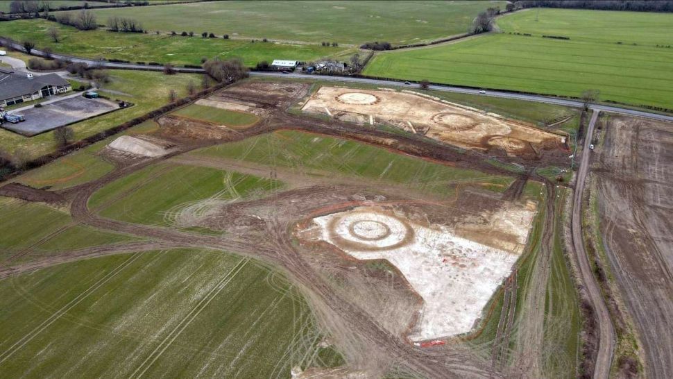 Tumuli funerari trovati vicino a Stonehenge 1 L'antico cimitero è stato indagato dagli archeologi in vista di uno sviluppo edilizio nel sito, alla periferia della città di Salisbury. (Credito immagine: © Cotswold Archaeology)