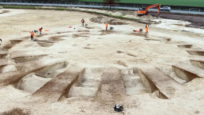 Tumuli funerari trovati vicino a Stonehenge