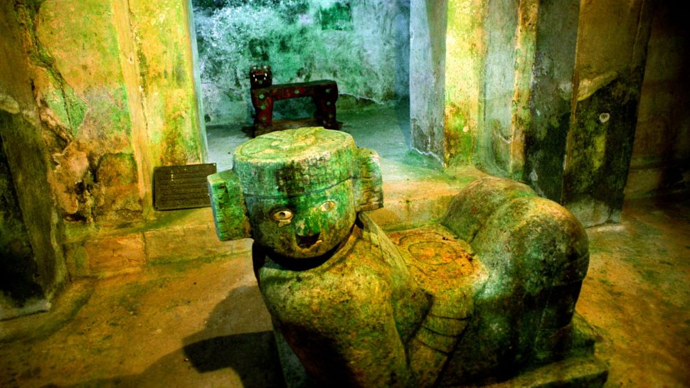 Piramidi Maya: cosa si nasconde nel loro interno? 1 Qui vediamo il Trono del Giaguaro all'interno della piramide del "Templo de Kukulkán" (El Castillo). Il Tempio di Kukulcan, è una piramide a gradoni mesoamericana che domina il centro del sito archeologico di Chichén Itzá. Costruito dalla civiltà Maya preispanica tra il IX e il XII secolo d.C., El Castillo fungeva da tempio del dio Kukulkan, la divinità del serpente piumato Maya dello Yucatec strettamente imparentata con il dio Quetzalcoatl noto agli Aztechi.(Credito immagine: foto di Thierry Tronnel/Corbis via Getty Images)