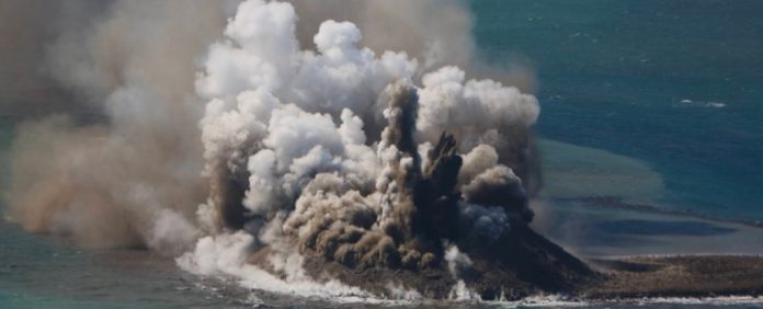 Giappone, formatasi una piccola isola in seguito a eruzione vulcanica