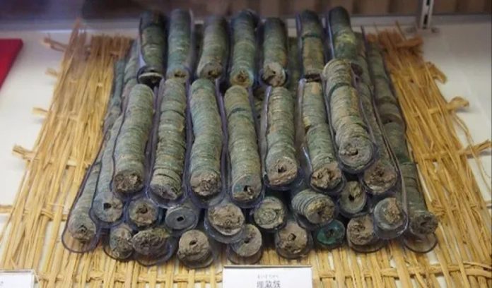 Tesoro di 100.000 monete secolari scoperto in Giappone