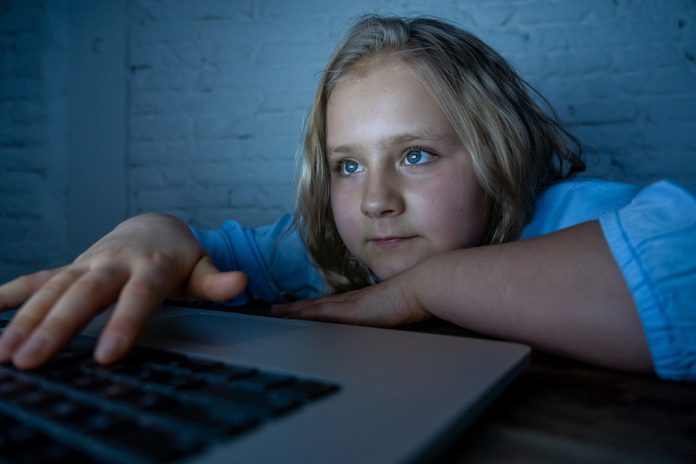 Il troppo tempo trascorso davanti allo schermo è associato a ritardi nello sviluppo infantile