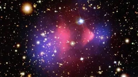 La vita potrebbe essere apparsa pochi istanti dopo il Big Bang 1 Un'immagine composita del Bullet Cluster, una coppia di ammassi di galassie molto studiati che si sono scontrati frontalmente. Uno è passato attraverso l'altro, come un proiettile che attraversa una mela, e si pensa che mostri chiari segni di materia oscura (blu) separata dai gas caldi (rosa). (Credito immagine: raggi X: NASA/ CXC/ CfA/ M.Markevitch, mappa ottica e con lenti: NASA/STScI, Magellan/ U.Arizona/ D.Clowe, mappa con lenti: ESO/WFI)