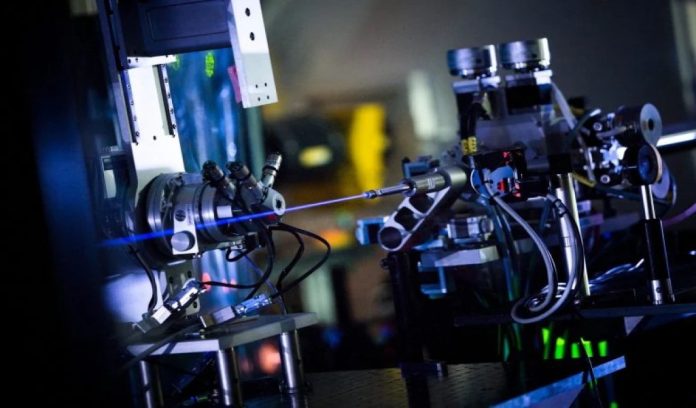 Un nuovo esperimento sfida l’elettrodinamica quantistica