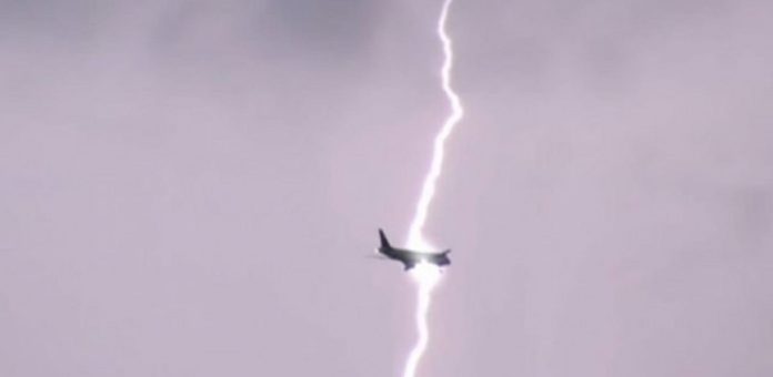 Perché i fulmini non sono pericolosi per gli aerei