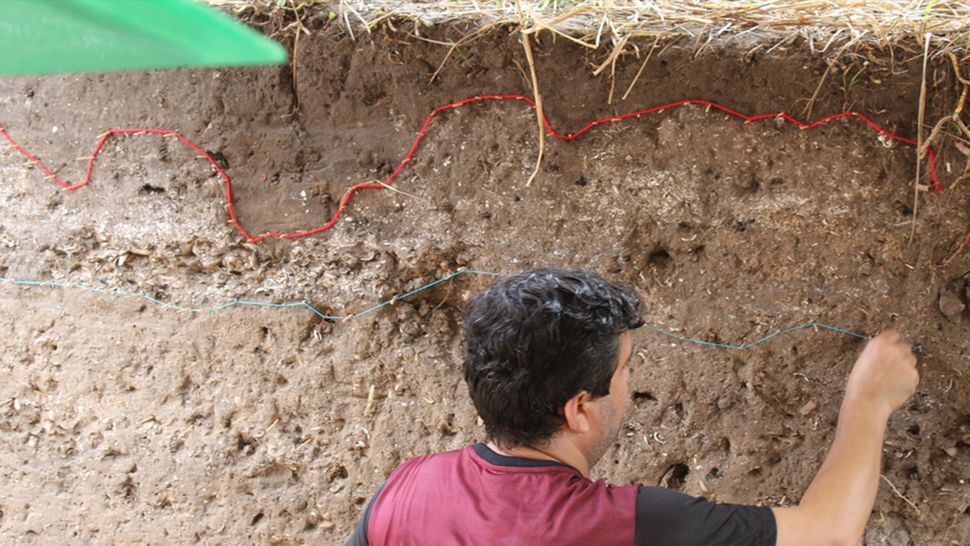 Trovati resti umani di una comunità finora sconosciuta 2 Un archeologo traccia delle linee per contrassegnare gli strati di sedimenti di quattro periodi diversi.(Credito immagine: W Lage Arqueologia)