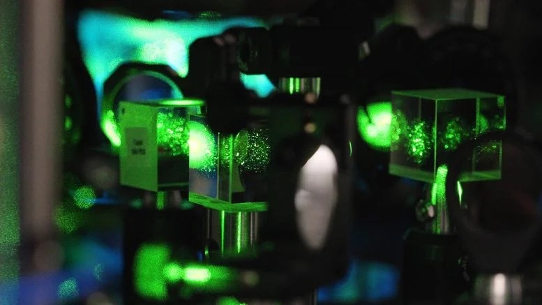 Svolta nella correzione degli errori nei computer quantistici 3 L'interno del sistema di calcolo quantistico ad atomo neutro basato sull'itterbio sviluppato nel laboratorio di Thompson. Credito: Frank Wojciechowski