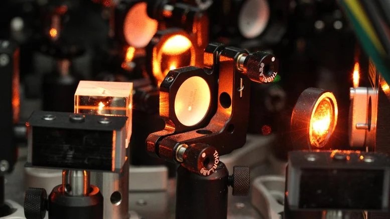 Svolta nella correzione degli errori nei computer quantistici 2 I ricercatori guidati da Jeff Thompson dell’Università di Princeton hanno sviluppato una tecnica per rendere 10 volte più semplice la correzione degli errori in un computer quantistico. Credito: Frank Wojciechowski