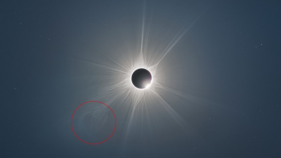 La missione Proba-3 creerà mini eclissi nello spazio 2 Durante un'eclissi solare terrestre, come questa sopra l'Australia nell'aprile 2023, la corona solare diventa chiaramente visibile, consentendo ai ricercatori di individuare eventi come le CME (cerchiate).(Credito immagine: Petr Horálek, Josef Kujal, Milan Hlaváč)