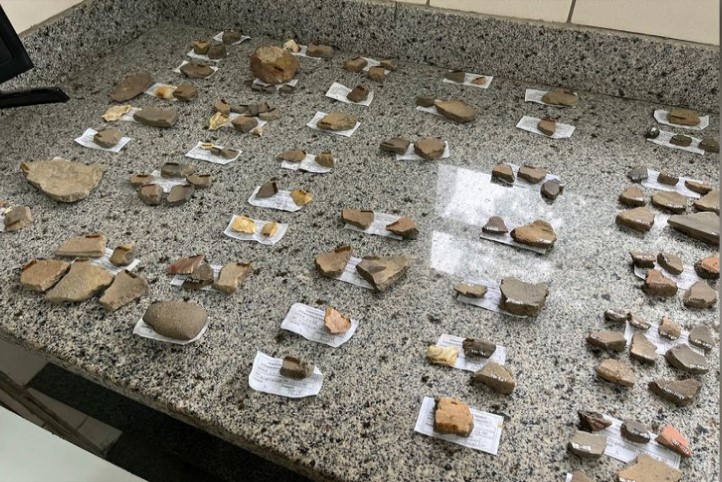 Trovati resti umani di una comunità finora sconosciuta 3 Cura dei frammenti ceramici rinvenuti nel sito archeologico in Brasile.(Credito immagine: W Lage Arqueologia)