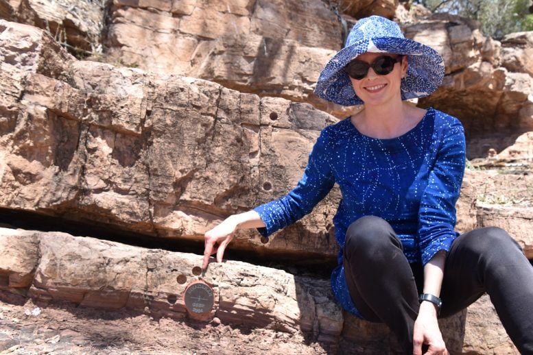 Era glaciale Sturtiana, ecco cosa l'ha innescata - video 2 La dottoressa Adriana Dutkiewicz della School of Geosciences dell'Università di Sydney nei Flinders Ranges, nell'Australia meridionale. Credito: Università di Sydney