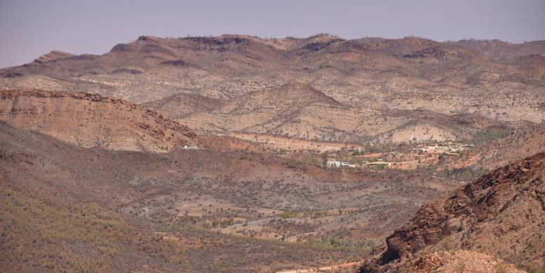 Era glaciale Sturtiana, ecco cosa l'ha innescata - video 3 Vista verso l'Arkaroola Wilderness Sanctuary, Flinders Ranges, con i depositi glaciali della Formazione Sturt della glaciazione Sturtiana circa 717–664 milioni di anni fa che formano una cresta prominente al centro della foto a sinistra. Crediti: Professor Dietmar Müller/Università di Sydney