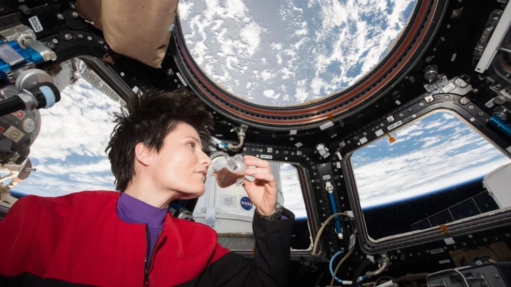 Tazza spaziale a gravità zero: bere il caffè nello spazio - video 3 L'astronauta italiana Samantha Cristoforetti beve il caffè dalla tazza a bordo della ISS.