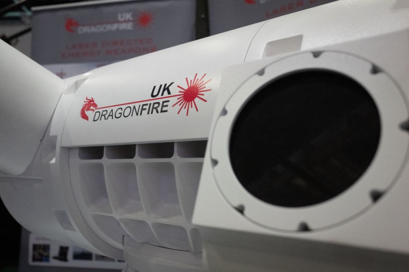 DragonFire, la nuova arma laser anti-droni 3 Il sistema d’arma DragonFire è il risultato di un investimento di 100 milioni di sterline (126 milioni di dollari) da parte sia del Ministero della Difesa che di partner industriali