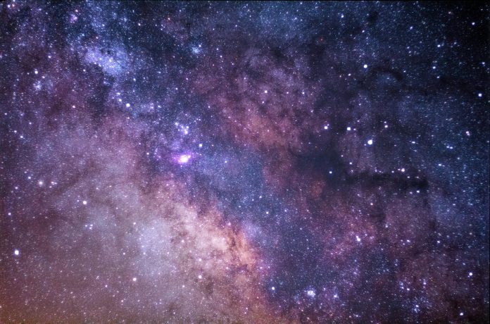Onde gravitazionali primordiali distinguibili nel rumore di fondo