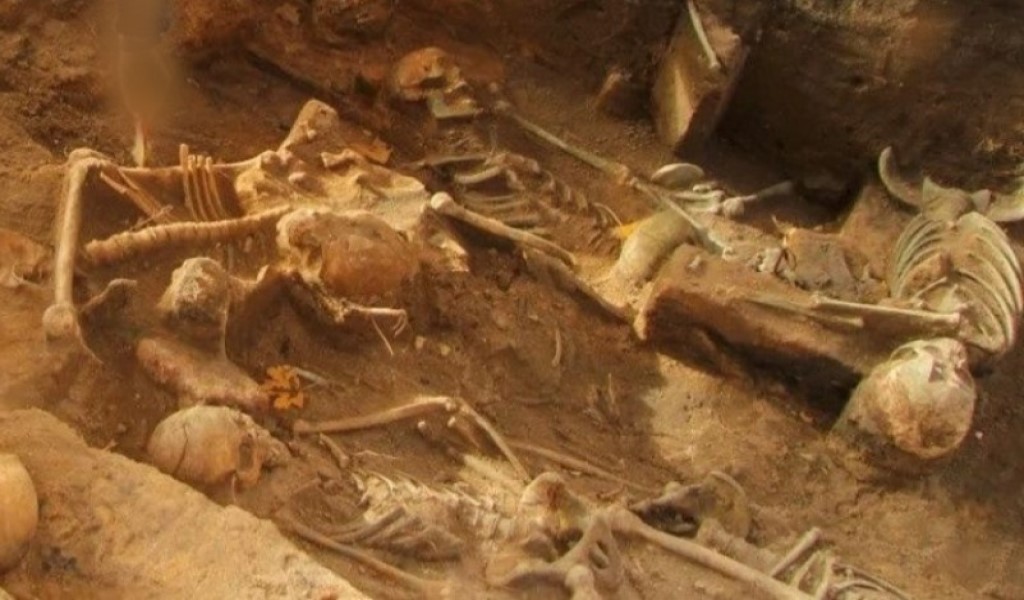 Rinvenute 8 fosse comuni con 1.000 vittime della peste 1 Morti sepolti in posizione seduta (a sinistra) e persone distese su un fianco (metà inferiore) con un denso riempimento al centro della fossa. (Credito immagine: In Terra Veritas)