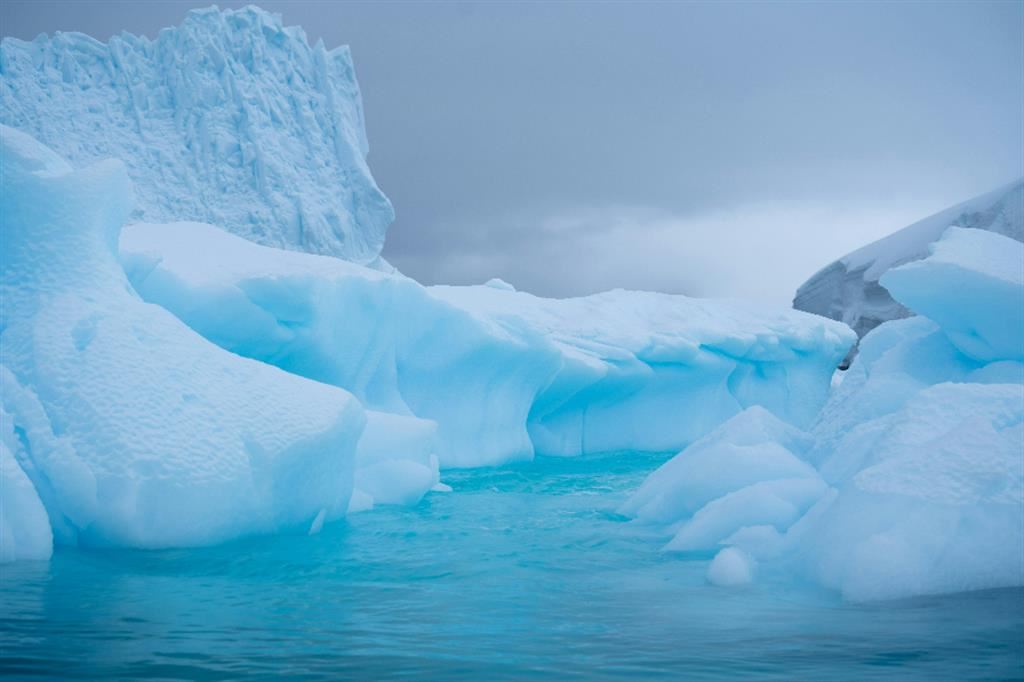 Le correnti oceaniche guidano il rapido scioglimento del ghiaccio in Antartide 1 Non solo la temperatura: anche le correnti oceaniche fondono il ghiaccio