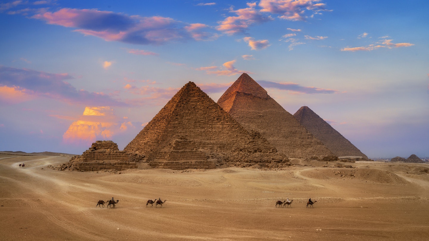 La latitudine della Piramide di Giza sembra corrispondere alla misura della velocità della luce 1 Piramide di Giza