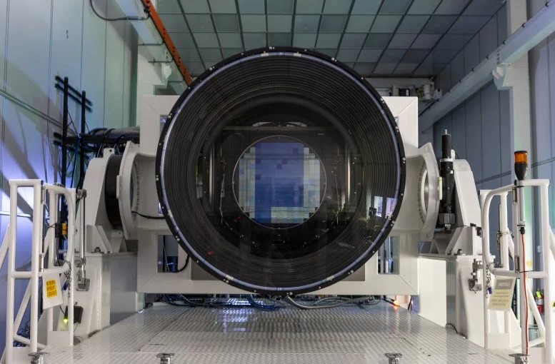 La fotocamera LSST è pronta: svelerà i segreti dell'Universo - video 1 Una vista frontale della fotocamera LSST completata, che mostra il piano focale da 3.200 megapixel all'interno. Credito: Jacqueline Ramseyer Orrell/SLAC National Accelerator Laboratory