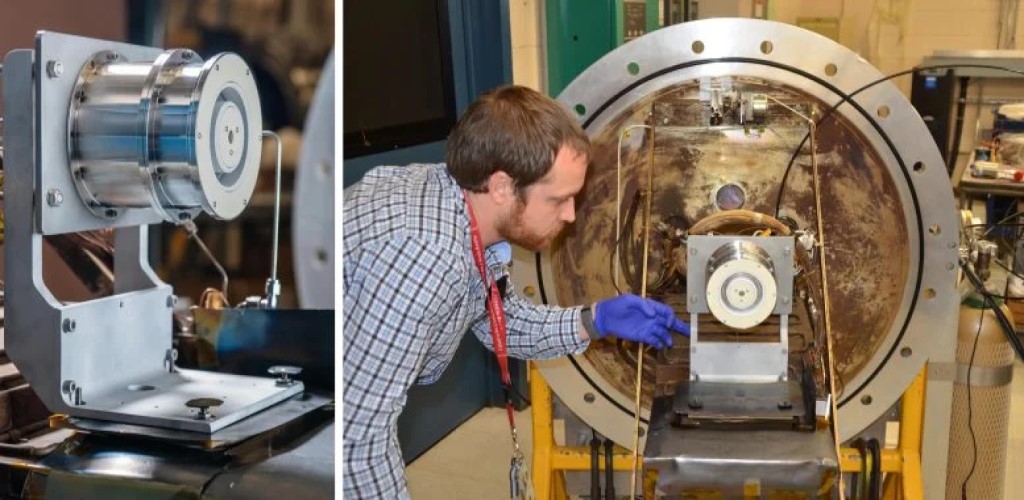 Propulsione spaziale: NASA apre nuove frontiere 2 A sinistra: propulsore a effetto Hall della NASA-H71M sul supporto di spinta 8 del Glenn Research Center Vacuum Facility. A destra: il Dr. Jonathan Mackey mette a punto il supporto di spinta prima di chiudere e svuotare l'impianto di prova. Credito: NASA