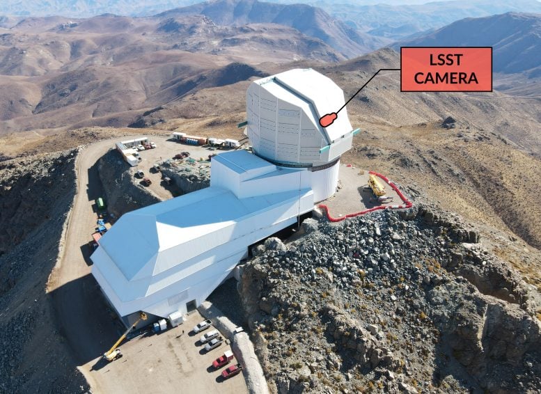 La fotocamera LSST è pronta: svelerà i segreti dell'Universo - video 3 La fotocanera LSST sarà posizionata in cima al Simonyi Survey Telescope dell'Osservatorio Rubin, sulle Ande del Cile. Credito: Osservatorio Rubin/National Science Foundation/AURA