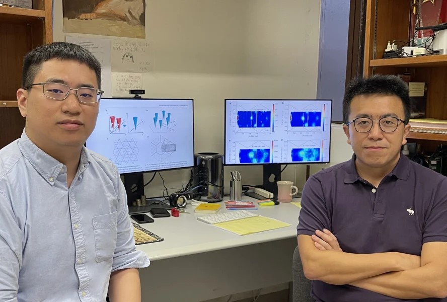 Spinoni di Dirac scoperti in un nuovo materiale 2 Il dottor Chengkang Zhou (a sinistra) e il professor Zi Yang Meng (a destra) del Dipartimento di Fisica dell'Università di Hong Kong. Credito: Università di Hong Kong