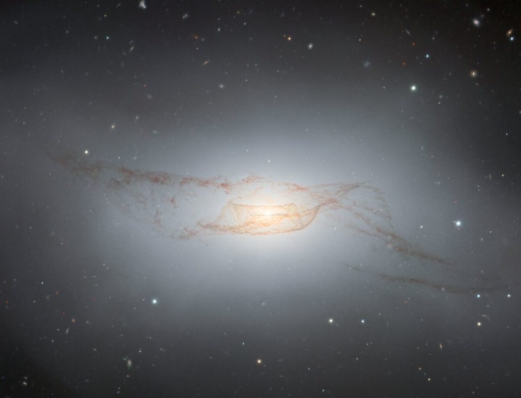NGC 4753: Hubble svela polvere e materia oscura 2 Le scie di polvere di NGC 4753, un'intrigante danza di galassie