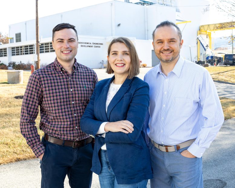 Promezio: svelati i segreti dell'elemento raro - video 1 Questa ricerca innovativa sul promezio è stata condotta da, da sinistra, Alex Ivanov, Santa Jansone-Popova e Ilja Popovs, tutti dell'ORNL. Crediti: Carlos Jones/ORNL, Dipartimento dell'Energia degli Stati Uniti