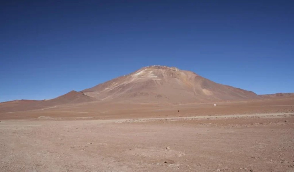 TAO: aperto l'osservatorio più alto al mondo 1 A 5.640 metri, la cima del Cerro Chajnantor, dove si trova TAO, consente al telescopio di trovarsi al di sopra della maggior parte dell'umidità che altrimenti limiterebbe la sua sensibilità agli infrarossi. Credito: ©2024 Progetto TAO