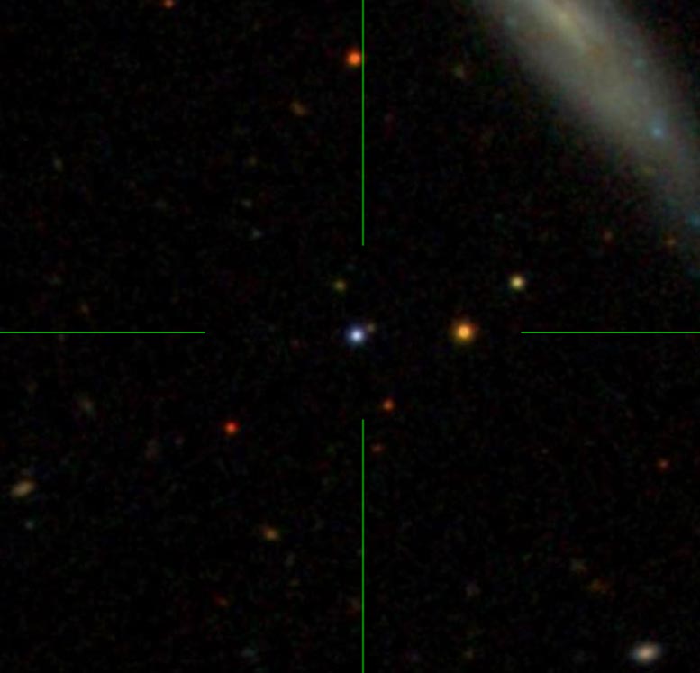 Buchi neri: come i venti cosmici modellano la nascita delle stelle 2 Un'immagine del quasar SBS 1408+544, il punto blu al centro del mirino. Credito: Jordan Raddick e la collaborazione SDSS