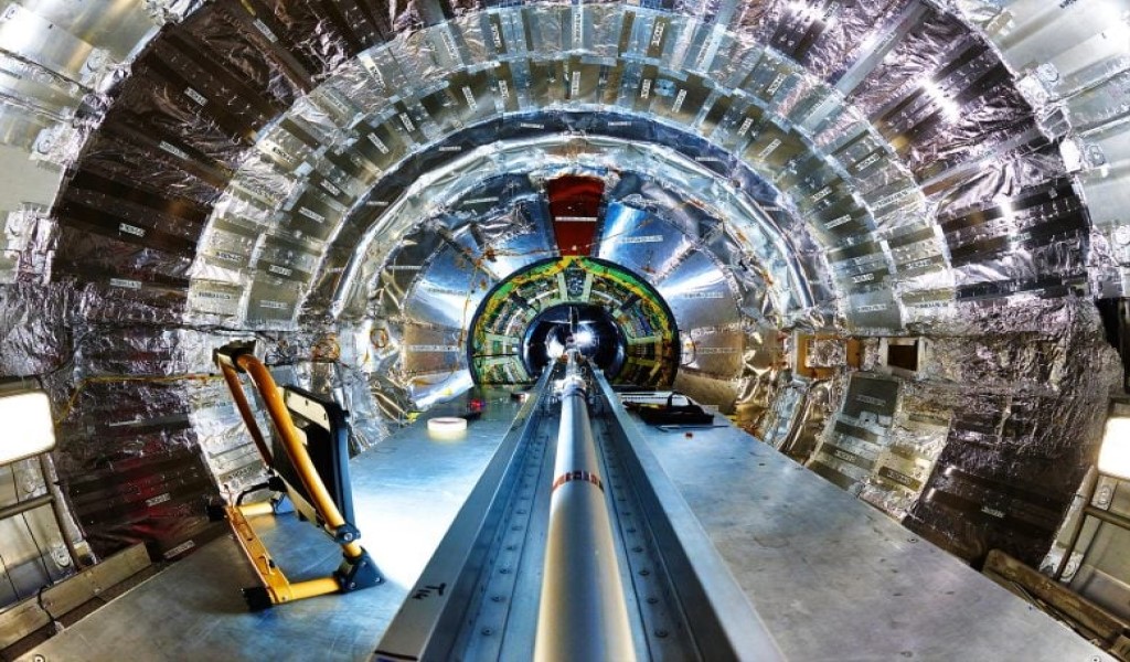 Confermato l'entanglement quantistico nei quark top 1 L'interno dell'esperimento Compact Muon Solenoid (CMS) al Large Hadron Collider. I fisici di Rochester che lavorano al rivelatore hanno osservato un entanglement di spin tra quark top e antiquark top che persiste a lunghe distanze e ad alte velocità. Credito: CERN