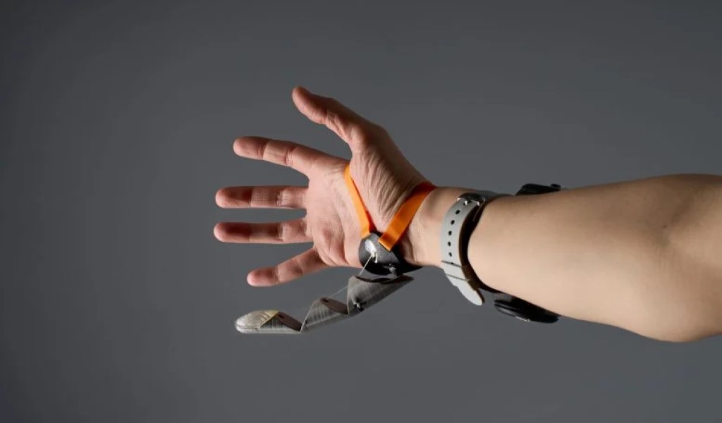 Terzo pollice robotico: nuovo strumento per potenziare le capacità umane 3 Terzo pollice robotico